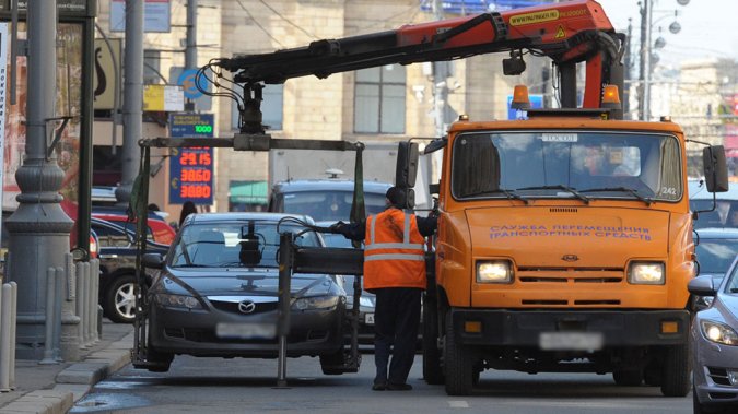 В Санкт-Петербурге эвакуатор увез машину с двумя малолетними В